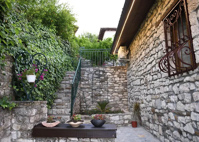 Villa Sokaku Monark Berat